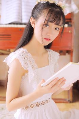 中午妈妈在厨房做饭