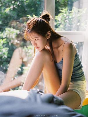 年轻的女孩在办公室推荐香水