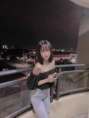 年轻的女孩在办公室推荐香水